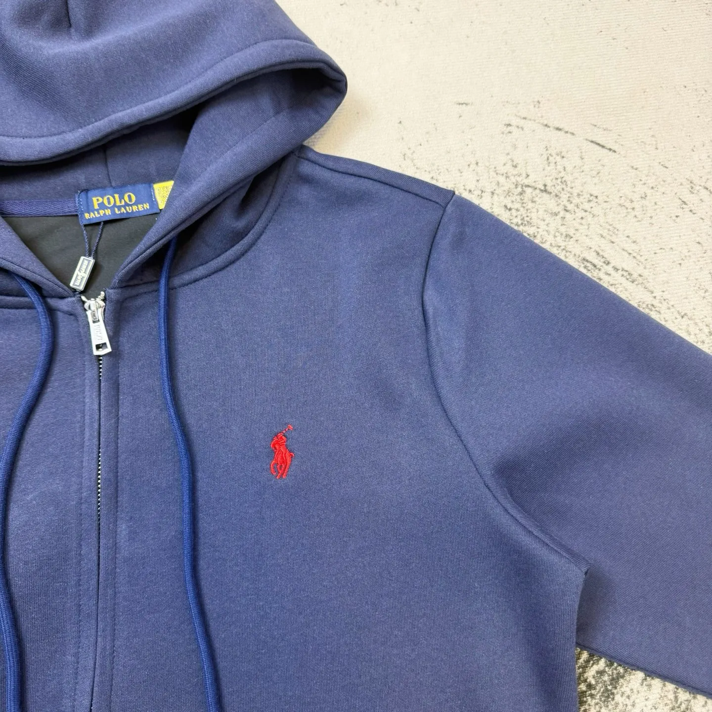 P250 Ralph small label embroidered hooded jacket, the same style at Ralph Lauren counters. It is made of high-gram composite fabric with hemmed strips. It has a very textured handle. It is three-dimensional and atmospheric. It is easy to wear in autumn and winter. It is simple and elegant. It adopts the os version. The upper body effect is very good. It is suitable for all body types. Soft and comfortable. Craftsmanship imported custom zippers➕Hardware and accessories are complete. The embroidery is full and three-dimensional. Perfect restoration of zp 2:1. Same style for men and women. Versatile and easy to wear. Size s m l xl color black navy